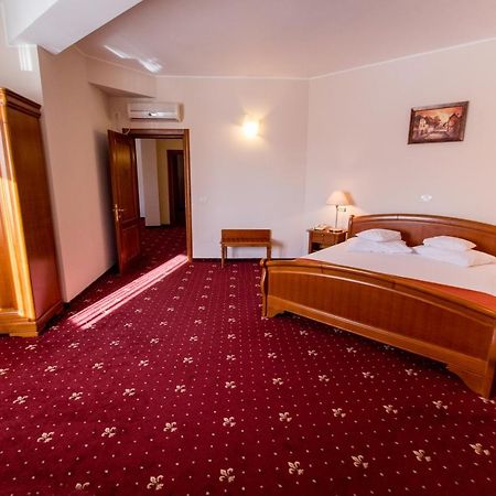 Hotel Amadeus Фокшані Екстер'єр фото